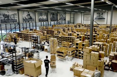 Et overblik over den 2000 kvadratmeter store lagerhal hos Dilling, som var færdigbygget i august. På væggene ses billeder af udvalgte medarbejdere, som er med til at fortælle historien om virksomheden, der har rødder tilbage til 1916. Foto: Henrik Ole Jensen
