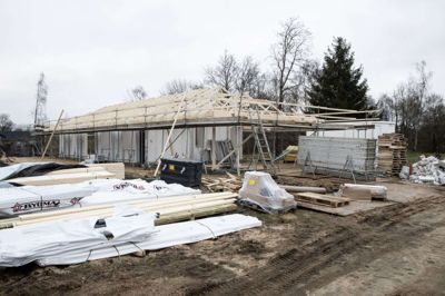 Efter mange års stilstand er der nu solgt to byggegrunde på Lærkeskovvej i Ilskov. Landsbyens borgerforening arbejder på at få lavet en film om byen som reklame for Ilskov. Foto: Tom Laursen