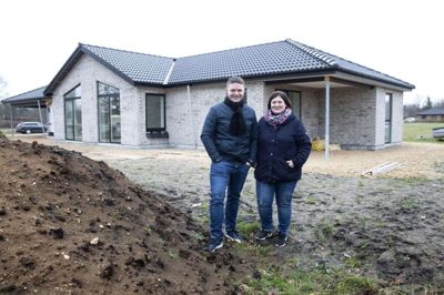 Jette og Allan Hansen kan om en måned flytte tilbage til Ilskov. Parret er de første i mange år, der har købt en byggegrund og opfører et nyt hus i landsbyen nord for Sunds. Foto: Tom Laursen