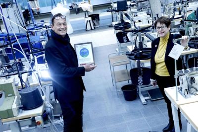 Forsker og lektor i design på VIA University College, Thomas Østergaard, blev benovet, da Joan Hansen (V) overrakte ham Herning Kommunes miljøpris. Foto: Henrik Ole Jensen