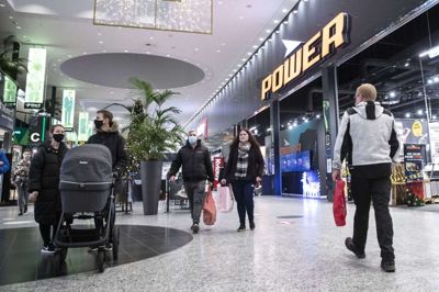 Power er en af de butikker i herningCentret med salg via bagdøren. Også fire tøjbutikker benytter den mulighed efter genåbningen af detailhandlen bortset fra i storcentrene. Foto: Tom Laursen