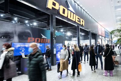 Statsministerens udmelding om torsdagsnedlukning i landets storcentre gav travlhed og enkelte køer i herningCentret torsdag aften. Foto: Tom Laursen