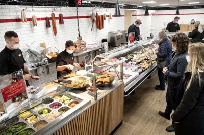 Efter en af slagterforretningens ansatte onsdag fik foretaget en positiv corona-test, ser slagtermesteren ingen anden udvej end at lukke forretningen de kommende dage. - Det handler om at vise samfundssind, siger slagtermester Jonathan Pedersen. Foto: Tom Laursen
