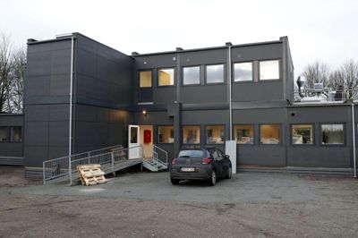 Mange af byens udsatte borgere holder til ved den midlertidige varmestue på Markedspladsen, hvilket i høj grad bliver et af de steder, hvor kommunens to nye gademedarbejdere vil få deres gang. Foto: Flemming Hansen