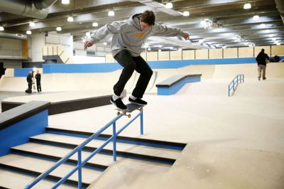 Det store multihus Terminalen på Godsbanevej, hvor man normalt blandt meget andet kan skate, klatre og - på det seneste - har kunnet opleve koncert, vil danne ramme om Hernings kommende vaccinationscenter. Foto: Flemming Hansen