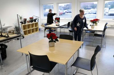 Indflytningen er i fuld gang i den midlertidige varmestue på Markedspladsen. Det centrale rum - selve varmestuen med plads til mad, hygge og en god snak - har samme størrelse som i Bethaniagade. Foto: Flemming Hansen