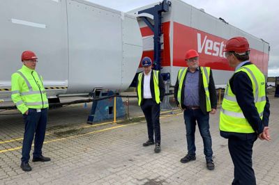 På havnen i Ringkøbing producerer Vestas sine 80 ton tunge naceller til de allerstørste vindmøller. I oktober, hvor billedet er taget, gæstede folketingsmedlem Kristian Pihl Lorentzen (nummer to fra højre) Vestas for at diskutere behovet for en snarlig udvidelse af Rute 15 mellem Ringkøbing og Herning. Foto: PR-foto