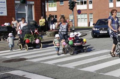 Børnepasningen i Spjald får sit eget pasningsdistrikt. Det sker efter krav fra byens børnefamilier, der ikke vil tvinges til at køre langt mod vest til daginstitutionerne i Ølstrup og Hover. Billedet er fra dagplejernes deltagelse i en parade i Spjald. Foto: Tom Laursen