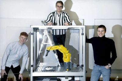 Jakob Skjødt, (t.v.), Emil Søgaard, og Peter Kviesgaard (t.h.) vil lade robotter gøre det hårde arbejde. Foto: Henrik Ole Jensen