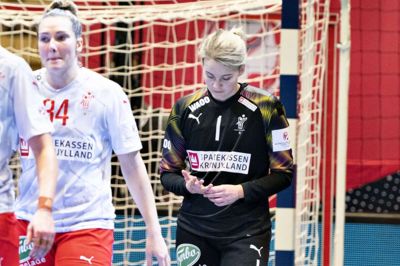Skuffelsen lyser ud af målvogter Sandra Toft. Den 31-årige danske stjernekeeper stod en fantastisk første halvleg, men faldt sammen med sit forsvar efter pausen, hvor hun blot blev noteret for tre redninger. Foto: Henning Bagger/Ritzau Scanpix
