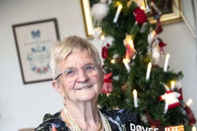 85-årige Lis Baden Nørgaard er supersælger af magasinet »Døves Jul«, som hun har solgt hvert år til jul i 25 år. I år har hun for eksempel solgt 500 eksemplarer i løbet af 14 dage, og det er endda 100 eksemplarer færre, end hun plejer at sælge. Men på grund af corona turde hun ikke satse på at sælge 600. Under alle omstændigheder vil hun gerne sige en kæmpe stor tak til alle, der har støttet »Døves Jul«. Foto: Henrik Ole Jensen