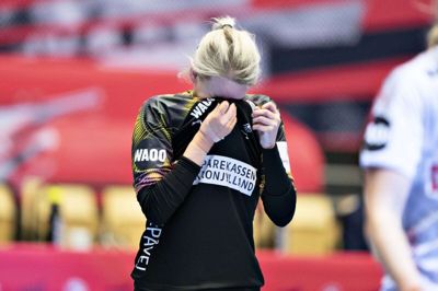 Sandra Toft blev kåret til EM-turneringens bedste målvogter, men i bronzekampen ramte også den 31-årige keeper en offday. Hun havde bare tre redninger, men problemerne var ligeså store i modsatte ende af banen. Danmark scorede bare 19 mål. Foto: Henning Bagger/Ritzau Scanpix