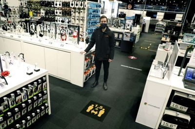 Frederik Finger og hans kolleger i Power er fortsat klar til at tage imod kunder. Der er fuld fokus på afstand, og markeringerne er syet ned i gulvtæppet. Foto: Henrik Ole Jensen