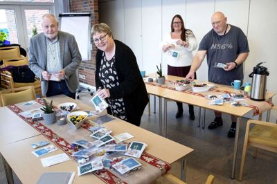 Tirsdag var Klaus Mejner, lokalformand i Sind, og Dorte Påskesen, centerleder på Skovlyst, i gang med at pakke gavekort ind til kommunens udsatte. De fik god hjælp til indpakningen af Anita Sørensen og Søren Pedersen. Foto: Tom Laursen