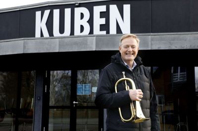 I år spiller Jens Ole Søndergaard i Kuben i stedet for kirken på grund af corona. Ikke desto mindre er det stadig 50 år som trompetist juleaftensdag. Foto: Henrik Ole Jensen