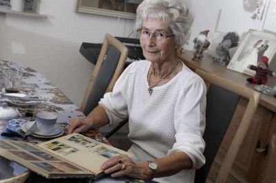 Siden begyndelsen af 1960’erne har 81-årige Viola Andersen været vant til at bo en del af året i en beboelsesvogn på en markedsplads, og selv om det er mange år siden hendes mand døde, og to af de fire sønner overtog Herning Tivolipark, så er Viola Andersen stadig med rundt i sin campingvogn. Hun kan slet ikke undvære det. Foto: Henrik Ole Jensen