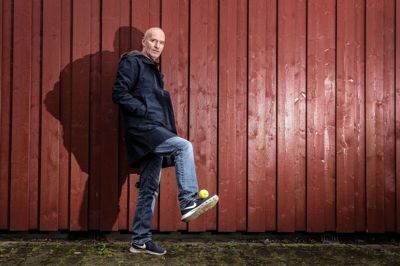 Erik Rasmussen er i balance med sig selv og livet som 60 årig. Og han evner stadig at balancere en lille bold på foden, selv om der er lidt bøvl med den ene ankel. Foto: Tom Laursen