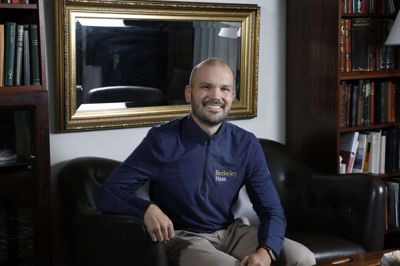 Christian Mathiesen bor i Californien med sin forlovede, der læser jura. De skal giftes til sommer i Skagen - forhåbentlig; det kommer an på coronaen. Lige nu er Christian Mathiesen hjemme på juleferie i Danmark. Foto: Henrik Ole Jensen