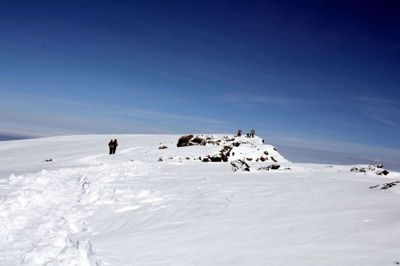 Der findes skam sne i Afrika; man skal bare højt nok op. Skoleleder Henning Busted forevigede i 2015 den sneklædte tinde på Kilimanjaro i Tanzania. Gennem sin interesse for bjergbestigning har han siden 1990’erne haft mange mindeværdige oplevelser - og så snart coronaen letter, rejser han igen ud på eventyr i tynd luft. Foto: Privatfoto