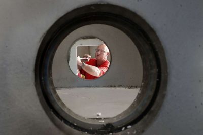 Martin Toft Kristensen er stadig vigtig ved produktionslinjen på Ikast Betonvarefabrik, selvom en robot nu varetager den mest slidsomme del af hans arbejdsdag. Foto: Flemming Hansen