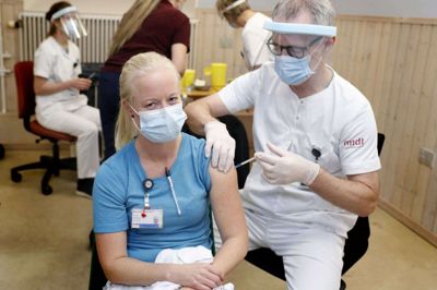 Sygeplejerske Anne Dideriksen fra Akutafdelingen på Regionshospitalet Herning var en af de første til at blive vaccineret med Comirnaty - Pfizers nye vaccine mod covid 19. Foto: Flemming Hansen