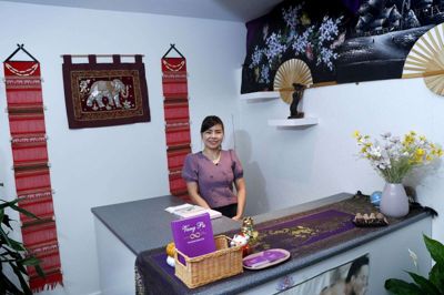 Pear Lunthaisong fra Vang Pa Thaimassage er glad for at give massage og tale med kunderne, men hun elsker også selv at ligge på briksen, og når hun er hjemme i Thailand, kan hun sagtens få massage i flere timer i træk. Foto: Flemming Hansen