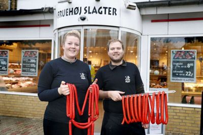 Ejerne af Fruehøj Slagter, Rikke Juulsgaard Lauridsen og Morten Fiilsøe Ramsing, er godt tilfredse med salget af nytårspølser. Foto: Flemming Hansen