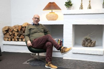 For 10 år siden gik Jan Ørum Vermø konkurs med sin medievirksomhed. Siden har han skiftet reklamebranchen ud med hotelbranchen - og som nyeste skud på stammen også rejsebranchen. Her sidder han i den renoverede og genåbnede pejsestue på det, der tidligere hed Hotel Birkegården, men som siden 2019 har været en del af Dolphin Family, der også omfatter hotel i Alanya. Foto: Tom Laursen