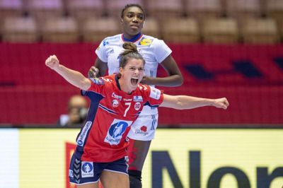Stine Skogrand skriger sin glæde ud efter en scoring mod Frankrig og Kalidiatou Niakate i EM-finalen i Jyske Bank Boxen. Den 27-årige HIH-anfører indtog især i forsvaret en nøglerolle for Norge under mesterskabet i Danmark. Foto: Bo Amstrup/Ritzau Scanpix
