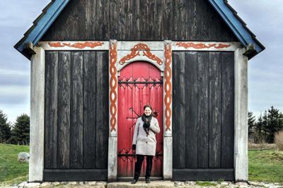 Direktøren for Ringkøbing-Skjern Museum, Mette Bjerrum Jensen, siger, at museets nye strategiplan vil blive offentliggjort til foråret. Hun er her fotograferet foran stavkirken i Bork Vikingehavn. Foto: PR-Foto
