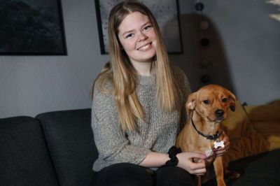 Katharina Bostrup Kull og hunden Ulla, som nu har fået et helt andet liv end det, den fik stillet i udsigt, da dens mor blev kylet i en affaldscontainer, mens den var drægtig. Foto: Flemming Hansen