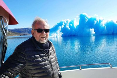 En tur mellem smukke isbjerge da de sejlede ud til indlandsisen. Klimaforandringer fylder også meget i Grønland. - Vi fik fortalt, isen var blevet mindre ude i kanten, siger Karl Højhus Jeppesen. Foto: Privatfoto