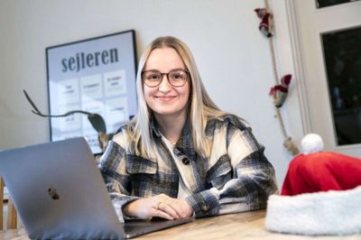 Det har ikke været svært for Signe Klauber at passe sit HF-studie under hjemsendelsen. Faktisk har hun haft nemmere ved at koncentrere sig derhjemme. Foto: Tom Laursen