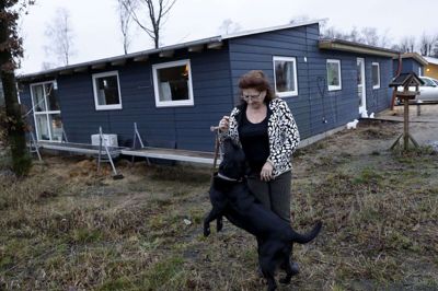 Selv om man lige er blevet folkepensionist, kan man sagtens kaste sig ud i et omfattende selvbyggerprojekt. Det er 66-årige Connie Lyngholm Nielsen et godt eksempel på, for hun har valgt at flytte et kolonihavehus til Nordpassagen, hvor det er blevet om- og tilbygget til et helårsisoleret sommerhus på 95 kvadratmeter. Foto: Flemming Hansen