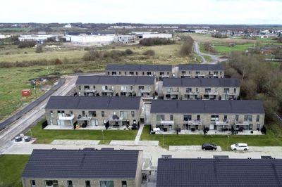 De første 54 lejligheder i Holing Engpark er taget i brug af deres nye lejere. Adgangsvejen ind til området er via den nye rundkørsel på Brændgårdvej. Dronefoto: Tom Laursen