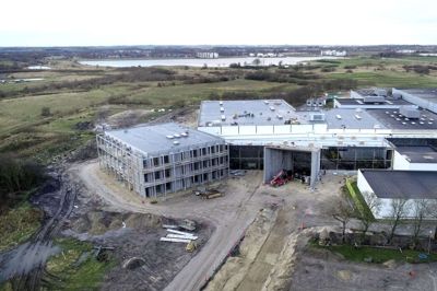 Dronefotos over Holing. Herning Kommune bygger ved Sportscenter Herning. Til venstre er det den kommende talentskole og i midten en ny opvisningshal til 2000 tilskuere. Forrest kommer sportscenterets nye indgangsparti. Foto: Tom Laursen