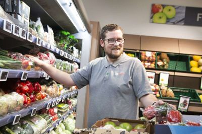 Købmand Mathias Kristensen håber at få has på de mus, der blev opdaget i butikken mandag aften, og som nu har lukket Min Købmand i Troldhede butikken i tre dage. Foto: TYom Laursen