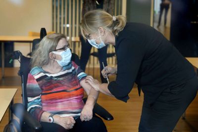 Alle plejehjemsbeboere på Lindegården, der ligesom Anneline Agernem har sagt ja til vaccinen, blev vaccineret i går. Det lykkedes endda at vaccinere flere medarbejdere, end man havde forventet. Foto: Flemming Hansen