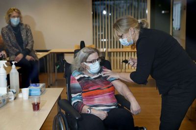 Ældre over 85 bliver de næste, der får stikket i Herning. Plejehjemsbeboere som Anneline Agernem har allerede fået første stik. Foto: Flemming Hansen