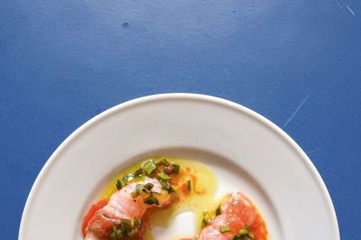 Råmarinerede jomfruhummerhaler med ansjos og chilisauce. Foto: Emil Alsbo