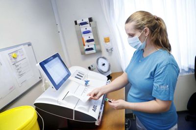 Anja Storgaard oplever som arbejdsmiljørepræsentant, at nogle kollegaer bukker under for det massive arbejdspres, der er på bioanalytikere. Foto: Flemming Hansen