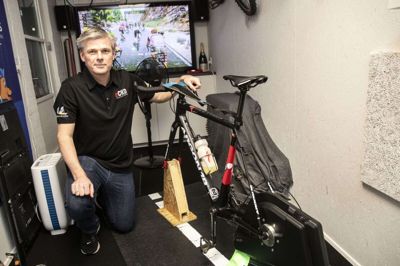 Morten Bundgaard Pedersen kalder redskabsskuret hjemme i Lind for sin »pain cave«. Det er her, han tre aftener om ugen tramper i pedalerne i Bkool Ligaen, som han selv har været med til at stifte. Flere hundrede er med hver gang. Det er gratis at melde sig til, og alle velkomne i fællesskabet. Foto: Tom Laursen