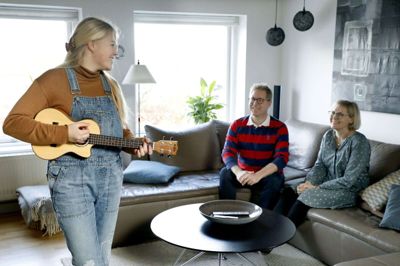 Tilbage i Sørvad må hverken Nikoline Steen Kristensen eller hendes forældre, Søren Steen Larsen og Pia Kristensen, fortælle noget om, hvordan det kommer til at gå videre i tv-showet. Foto: Henrik Ole Jensen