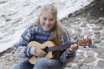 Nikoline Steen Kristensen fra Sørvad er med i X Factor. I fredags »trådte« hun ind i danskernes stuer med sin ukulele. Foto: Henrik Ole Jensen