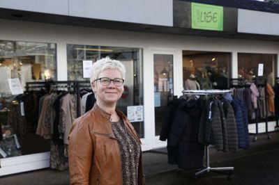 Lise Poulsen har haft et begivenhedsrigt år med sin tøj- og livsstilsbutik. I august flyttede Hos Lise fra Aulum til Bredgade i Vildbjerg, men nu har coronavirussen tvunget butiksindehaveren til at holde lukket - og i stedet åbne en shop på internettet. Foto: Henrik Ole Jensen
