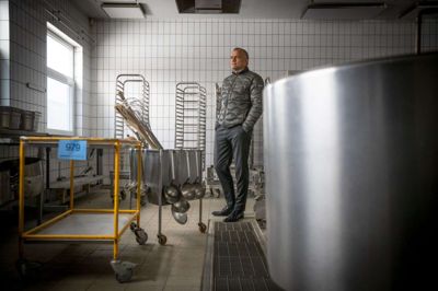 Hans Rasmussen er ikke kok, men kommerciel ansvarlig, der skal arbejde for, at Gastro 13 kommer godt ud over stepperne til Aarhus og andre østjyske byer. Han kommer fra en stilling som områdedirektør i Graasten Fjerkræ og har blandt andet tidligere arbejdet som salgsdirektør i Danish Crown. Foto: Jakob Stigsen Andersen