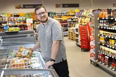 Troldhede-købmand Mathias Kristensen har grund til at smile igen. Efter en uges lukning på grund af mus kunne købmandsbutikken erklæres for muse-frit område og åbne igen mandag. Foto: tom laursen