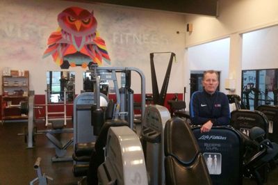 Centerleder Henrik Juhl ved de ni nye maskiner til cirkeltræning i Videbæk Idræts- og Fritidscenters fitnessafdeling. Foto: Jesper Wind
