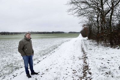 Peter Jespersen føler sig stavnsbundet til sin landejendom nær Ulkær Mose mellem Ikast, Isenvad og Bording. Her ses han ved kanten af sin have, hvorfra der bliver 840 meter til den nærmeste af de planlagte 11 vindmøller, som får en højde på 150 meter. Foto: Flemming Hansen