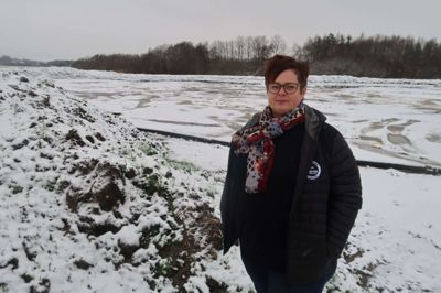 Søen er ikke færdig endnu, og den bliver først fyldt med regnvand, når kloaksepareringen er afsluttet. Jeanette Fris satser på, at der kommer en sti rundt om søen. Foto: Henrik Lind Jørgensen